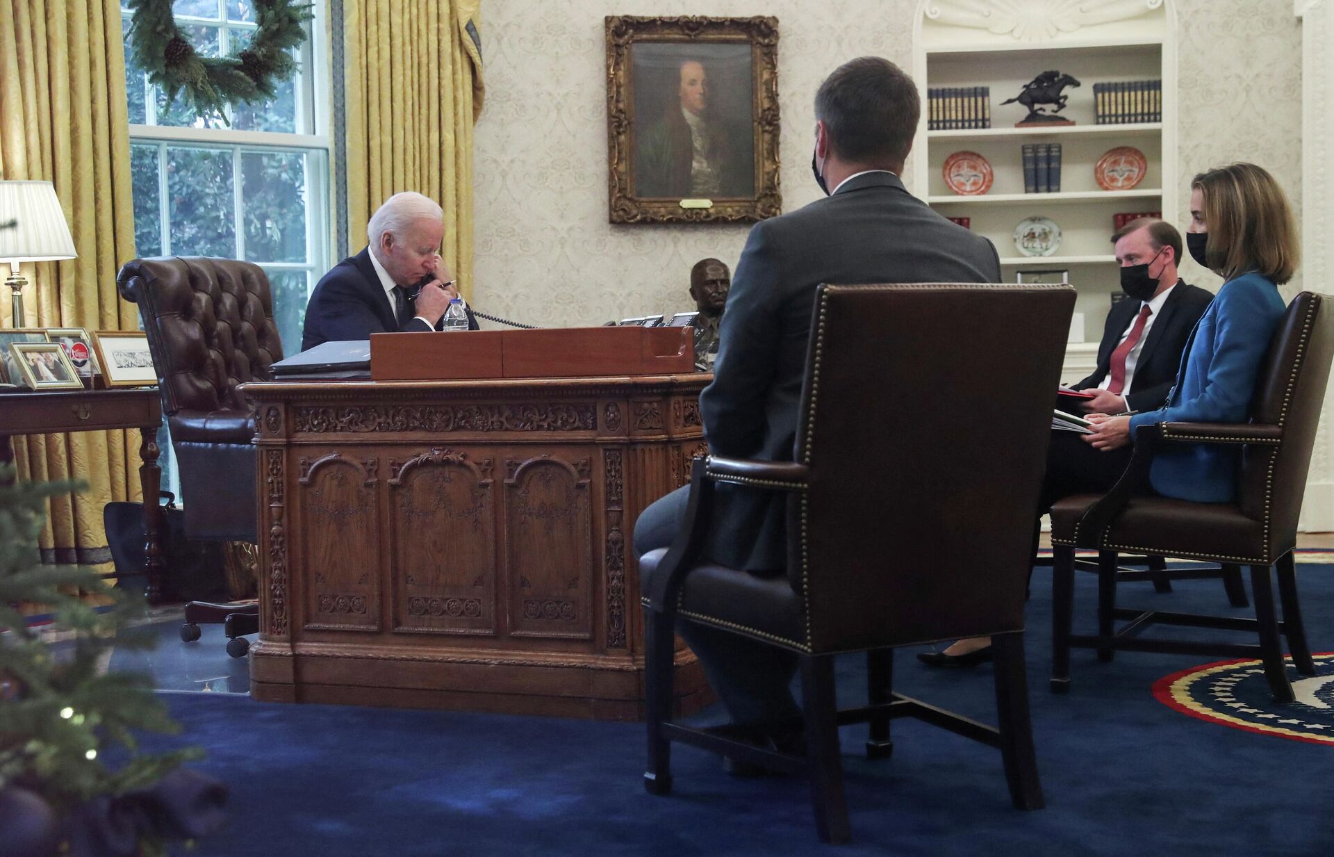 Президент США Джо Байден во время телефонного разговора с президентом Украины Владимиром Зеленским - РИА Новости, 1920, 13.12.2021