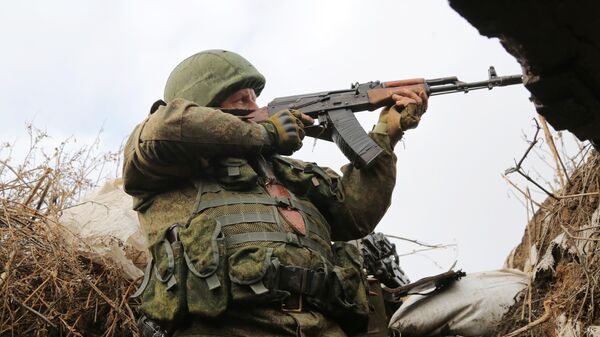 Боец Народной милиции ЛНР на крайнем блокпосте рядом с поселком Фрунзе в Луганской области