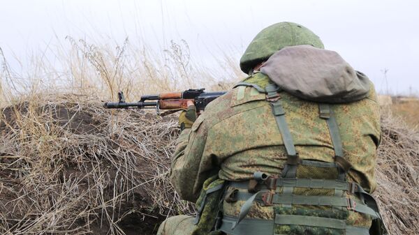 Боец Народной милиции ЛНР на крайнем блокпосте рядом с поселком Фрунзе в Луганской области