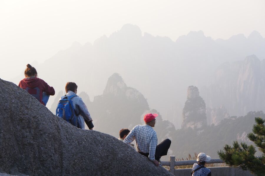 Китай. Туристы в горах Хуаншань 