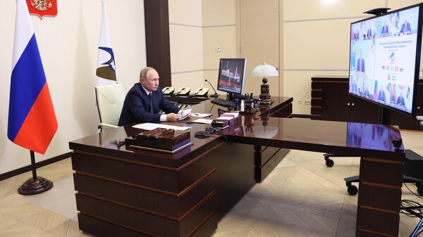 Президент РФ Владимир Путин принимает участие в режиме видеоконференции в заседании Высшего Евразийского экономического совета