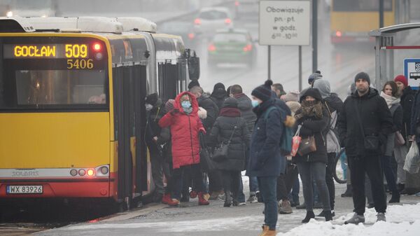 Люди на остановке общественного транспорта в Варшаве