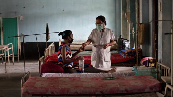 Пациент и медсестра во время лечебной процедуры в Гаухати