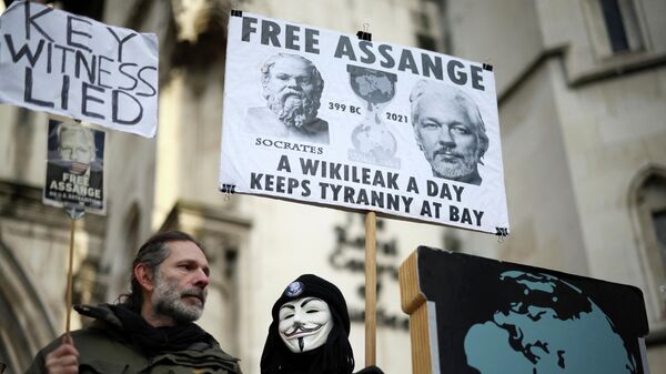 Акция в поддержку Джулиана Ассанжа у здания Королевского судного двора в Лондоне