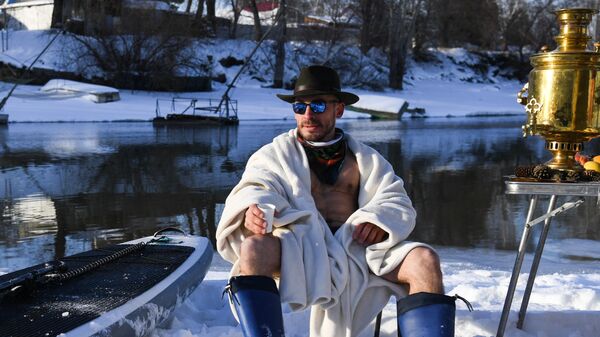 Активист, пропагандирующий здоровый и активный образ жизни, во время акции Белые пляжи Сибири, приуроченной к первому дню зимы, на берегу реки Обь в Новосибирске