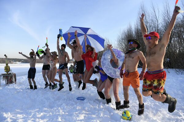 Активисты, пропагандирующие здоровый и активный образ жизни, во время акции Белые пляжи Сибири, приуроченной к первому дню зимы, на берегу реки Обь в Новосибирске