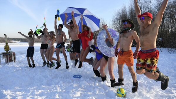 Активисты, пропагандирующие здоровый и активный образ жизни, во время акции Белые пляжи Сибири, приуроченной к первому дню зимы, на берегу реки Обь в Новосибирске