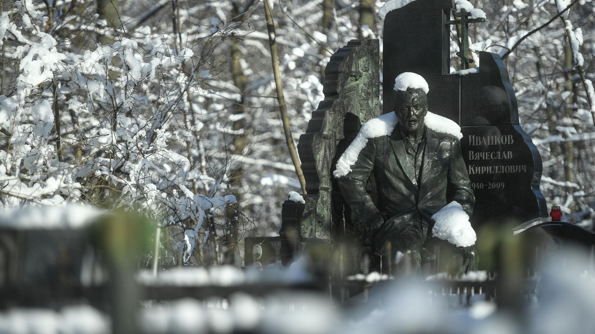 Памятник на могиле криминального авторитета Вячеслава Иванькова, известного как Япончик, на Ваганьковском кладбище - РИА Новости, 1920, 13.12.2021
