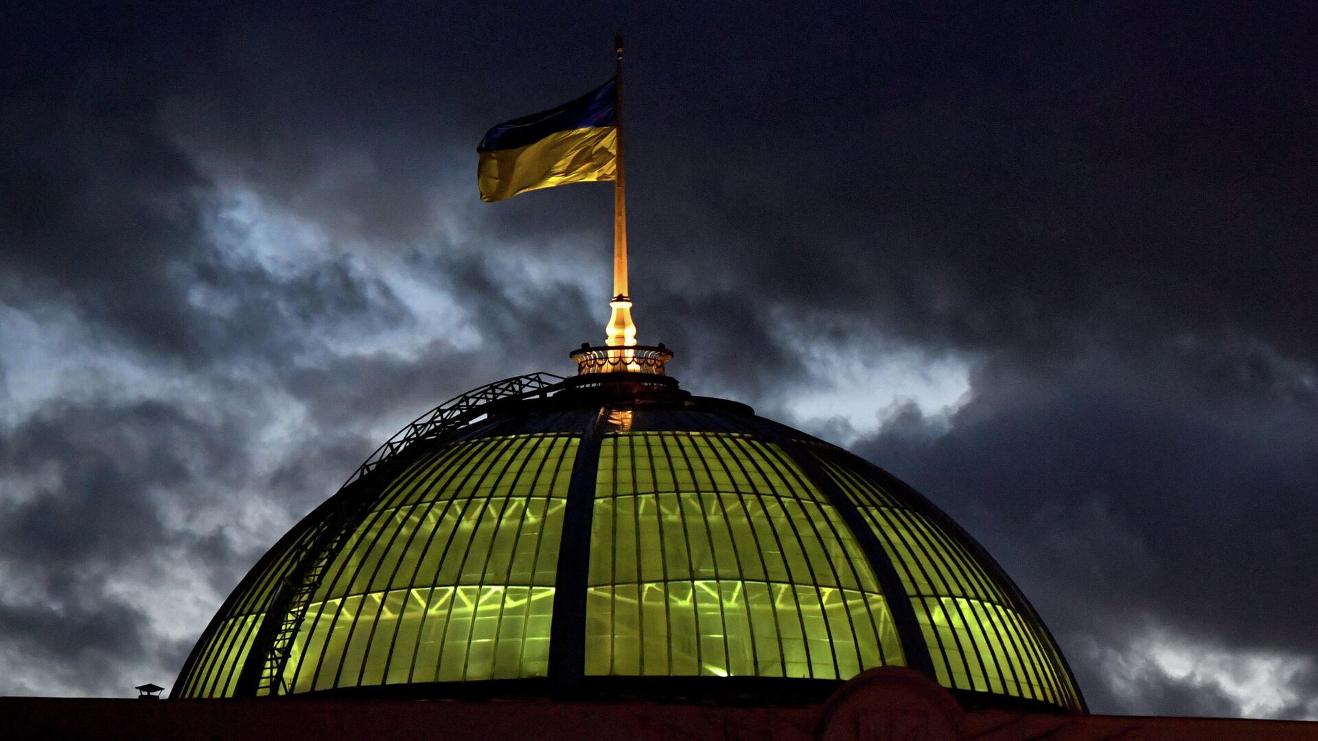 Украинский флаг на здании Верховной рады в Киеве - РИА Новости, 1920, 11.12.2021