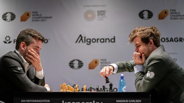 Шахматисты Ян Непомнящий (слева) и Магнус Карлсен