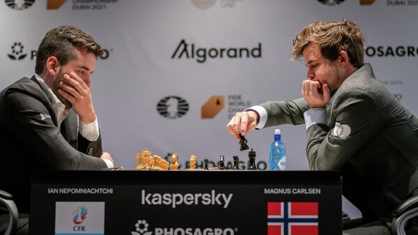Шахматисты Ян Непомнящий (слева) и Магнус Карлсен