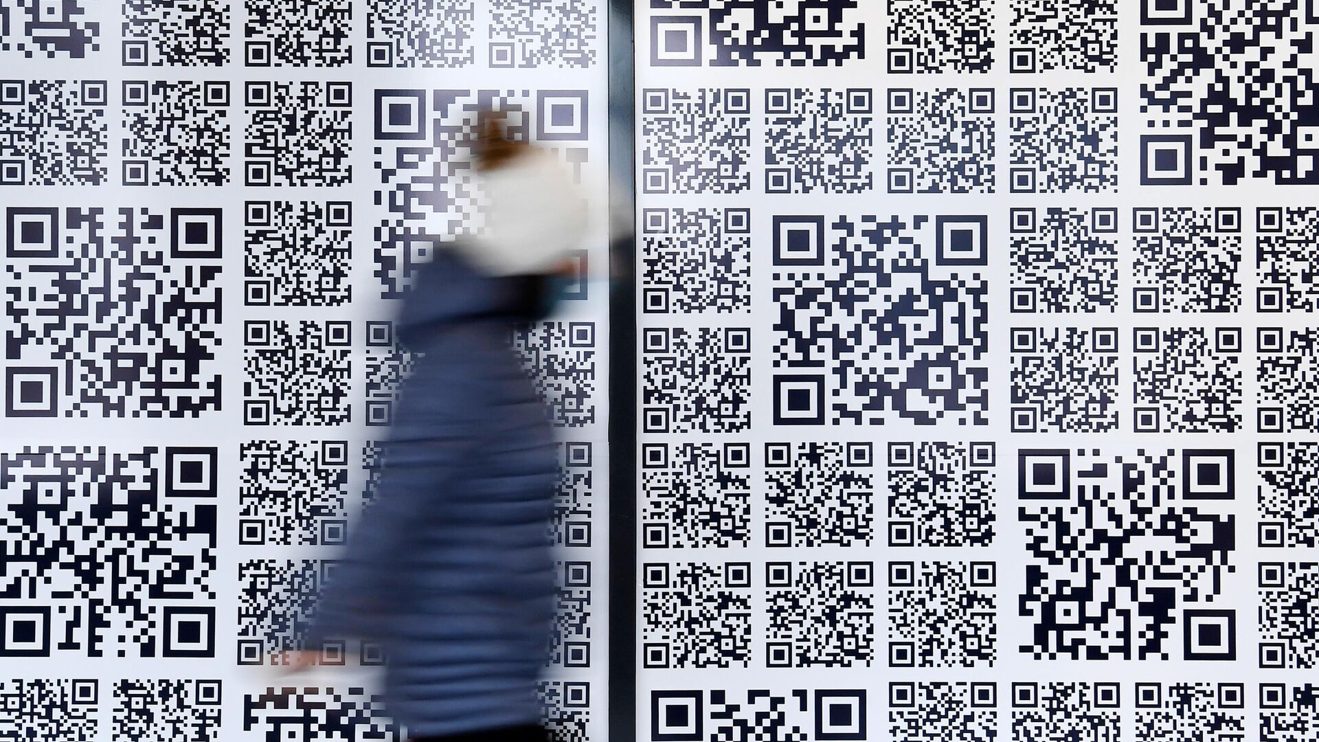 Посетительница у стены с qr-кодами в технопарке имени Попова в Иннополисе - РИА Новости, 1920, 14.01.2022