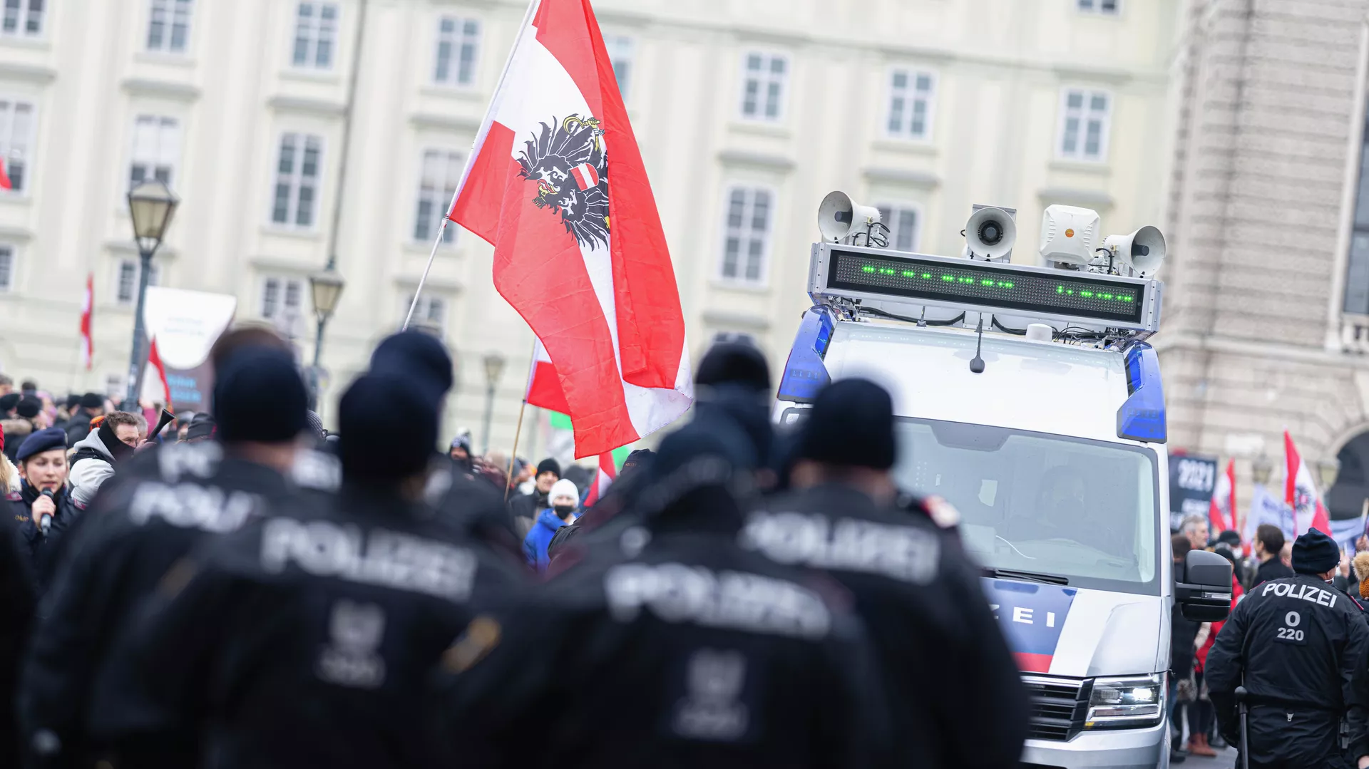 Сотрудники полиции во время протеста против ограничительных мер из-за COVID-19 в Вене, Австрия - РИА Новости, 1920, 29.01.2022