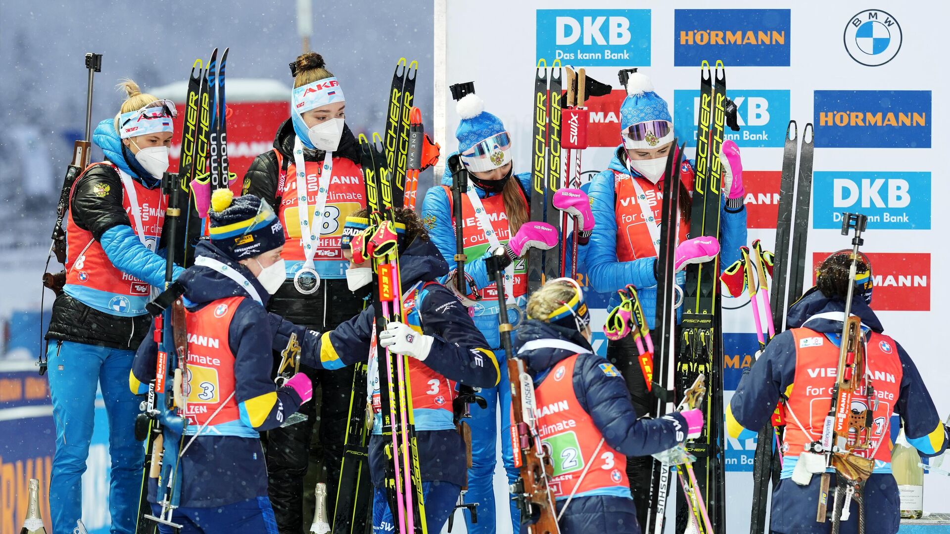 Спортсменки сборной России, завоевавшие серебряные медали в эстафете 4x6км среди женщин на III этапе Кубка мира по биатлону сезона 2021/22 в австрийском Хохфильцене, на церемонии награждения. - РИА Новости, 1920, 11.12.2021