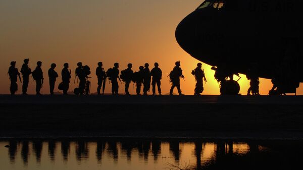 Американские военнослужащие во время посадки в военно-транспортный самолет C-17 Globemaster III на авиабазе в Баладе, Ирак
