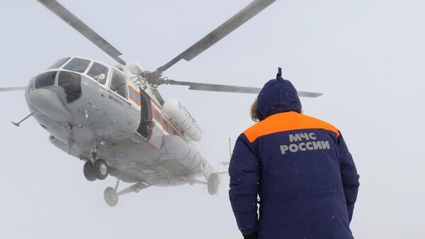 Вертолет МИ-8 МЧС России вылетел из аэропорта Абакан на поиски двух туристов, которые накануне на снегоходах выехали в горы Орджоникидзевского района (Хакасия)
