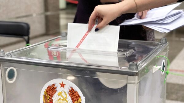 Женщина голосует на избирательном участке во Дворце Республики в Тирасполе во время президентских выборов в Приднестровье