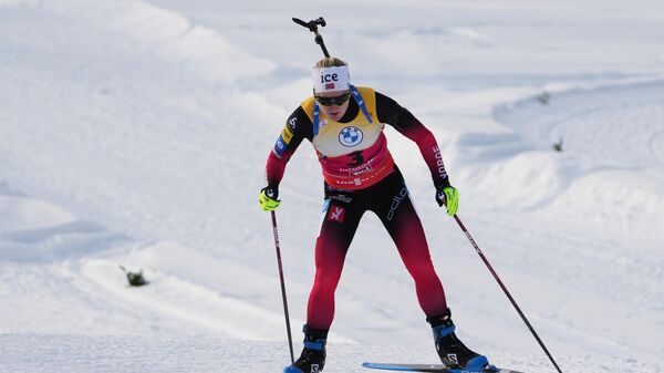 Марте Олсбю-Ройселанн (Норвегия) на дистанции гонки преследования среди женщин на III этапе Кубка мира по биатлону сезона 2021/22 в австрийском Хохфильцене.