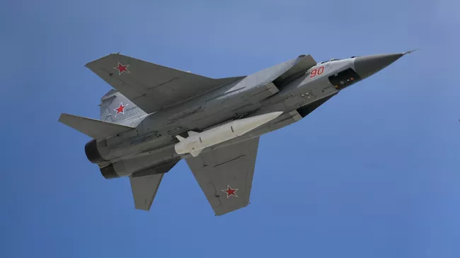 Многоцелевой истребитель МиГ-31 с гиперзвуковой ракетой Кинжал