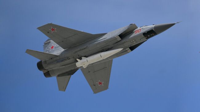 Многоцелевой истребитель МиГ-31 с гиперзвуковой ракетой Кинжал