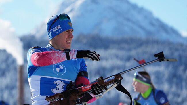 Эдуард Латыпов (Россия) на пристрелке перед началом эстафеты 4х7,5км среди мужчин на III этапе Кубка мира по биатлону сезона 2021/22 в австрийском Хохфильцене. Эдуард Латыпов (Россия) на пристрелке перед началом эстафеты 4х7,5км среди мужчин на III этапе Кубка мира по биатлону сезона 2021/22 в австрийском Хохфильцене.