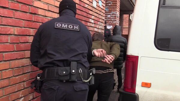 Сотрудники ОМОНа во время задержания сторонников украинской неонацистской молодежной группировки М.К.У., готовившей теракты и массовые убийства. Скриншот видео