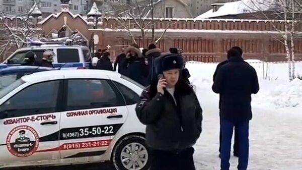 Сотрудники полиции у православной гимназии в Серпухове, где произошел взрыв. Скриншот видео
