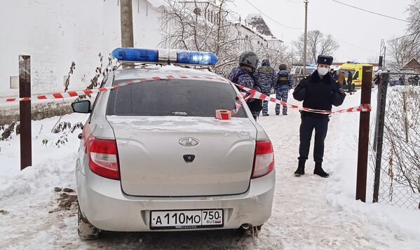 Сотрудники полиции у православной гимназии в Серпухове, где произошел взрыв