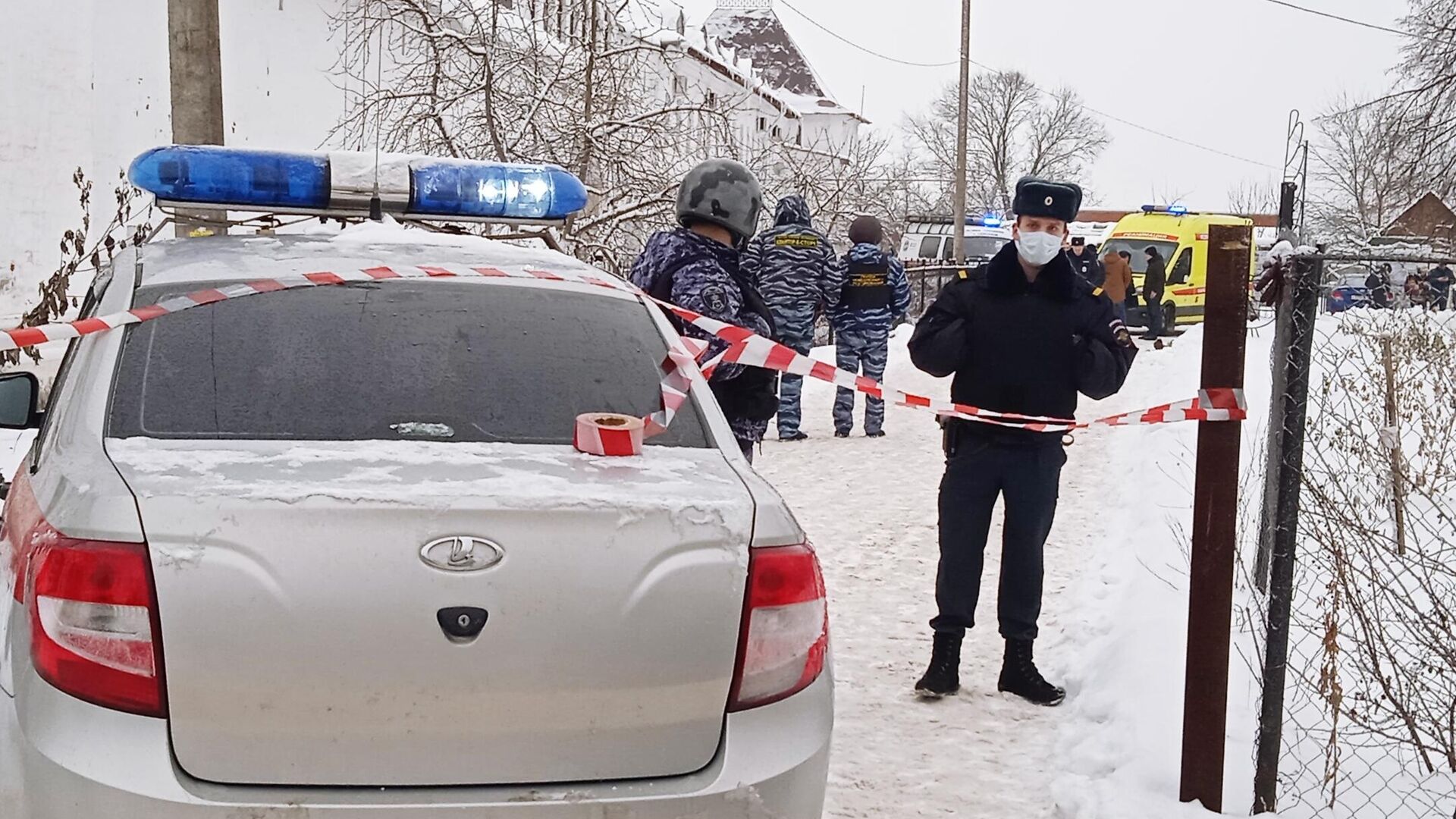 Сотрудники полиции у православной гимназии в Серпухове, где произошел взрыв - РИА Новости, 1920, 31.01.2022