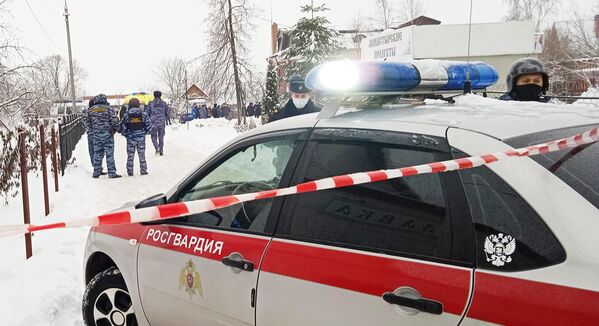 Сотрудники Росгвардии у православной гимназии в Серпухове, где произошел взрыв