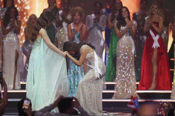 Победительница конкурса Мисс Вселенная-2021 Харнааз Сандху и Мисс Парагвай Надя Феррейра