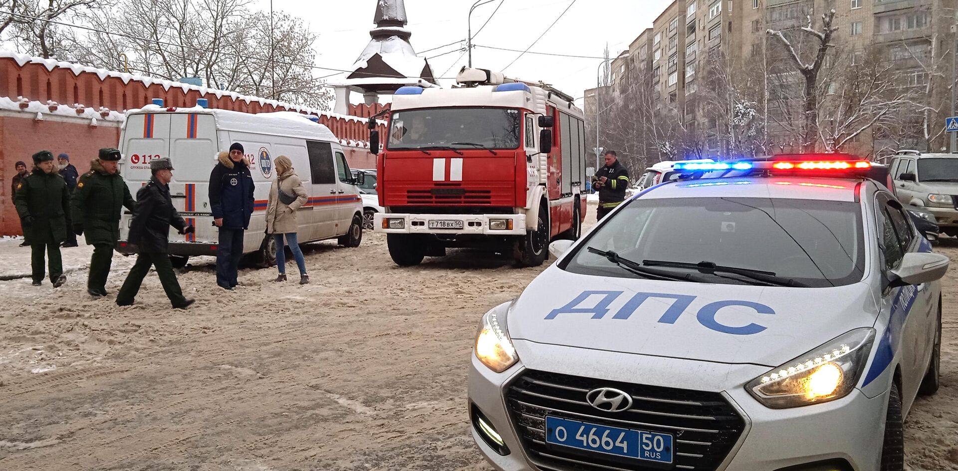 Автомобили экстренных оперативных служб у православной гимназии в Серпухове, где произошел взрыв - РИА Новости, 1920, 13.12.2021