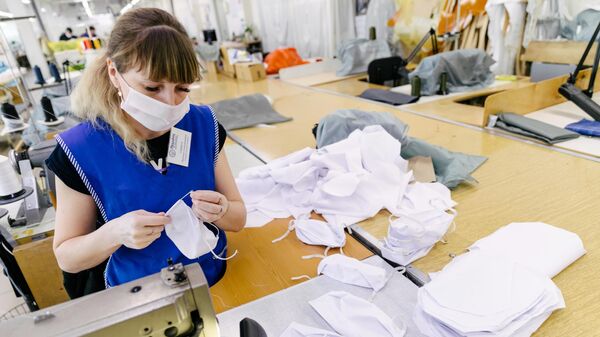 Изготовление медицинских защитных масок в цехе парашютного завода Полет