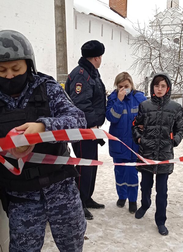Сотрудники полиции, Росгваргвардии у православной гимназии в Серпухове, где произошел взрыв