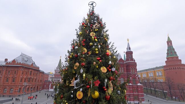 Украшение новогодней елки на Манежной площади