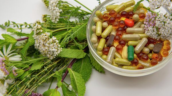 Медицинские травы и лекарства в таблетках