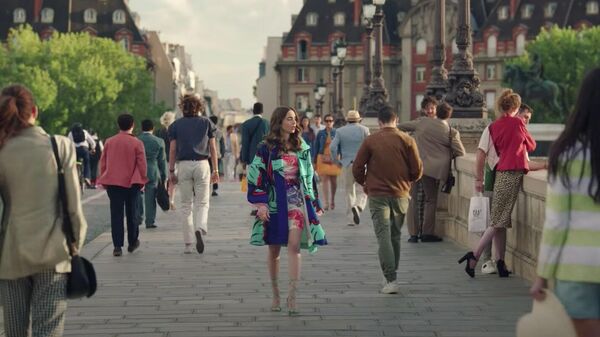 Кадр из сериала Эмили в Париже
