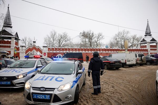 Автомобили ДПС у православной гимназии в Серпухове, где произошел взрыв
