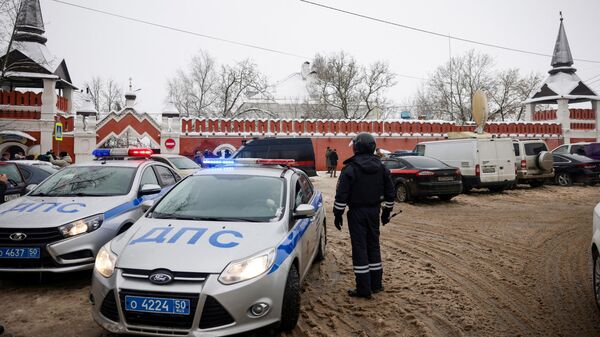 Автомобили ДПС у православной гимназии в Серпухове, где произошел взрыв
