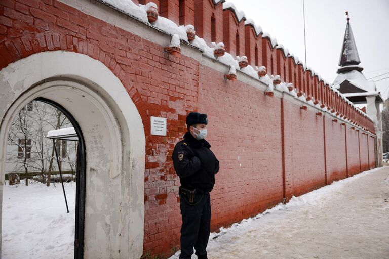 Сотрудник полиции у православной гимназии в Серпухове, где произошел взрыв