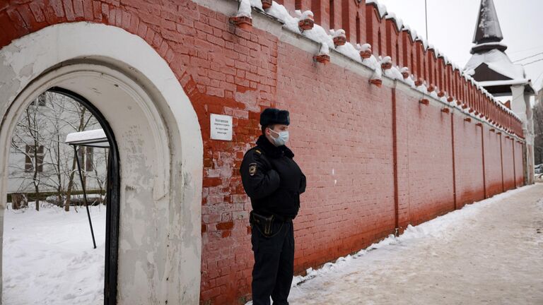 Сотрудник полиции у православной гимназии в Серпухове, где произошел взрыв