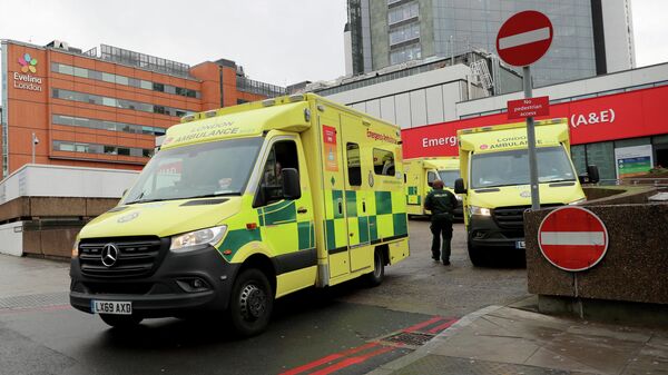 Автомобили скорой помощи перед больницей Святого Томаса в Лондоне