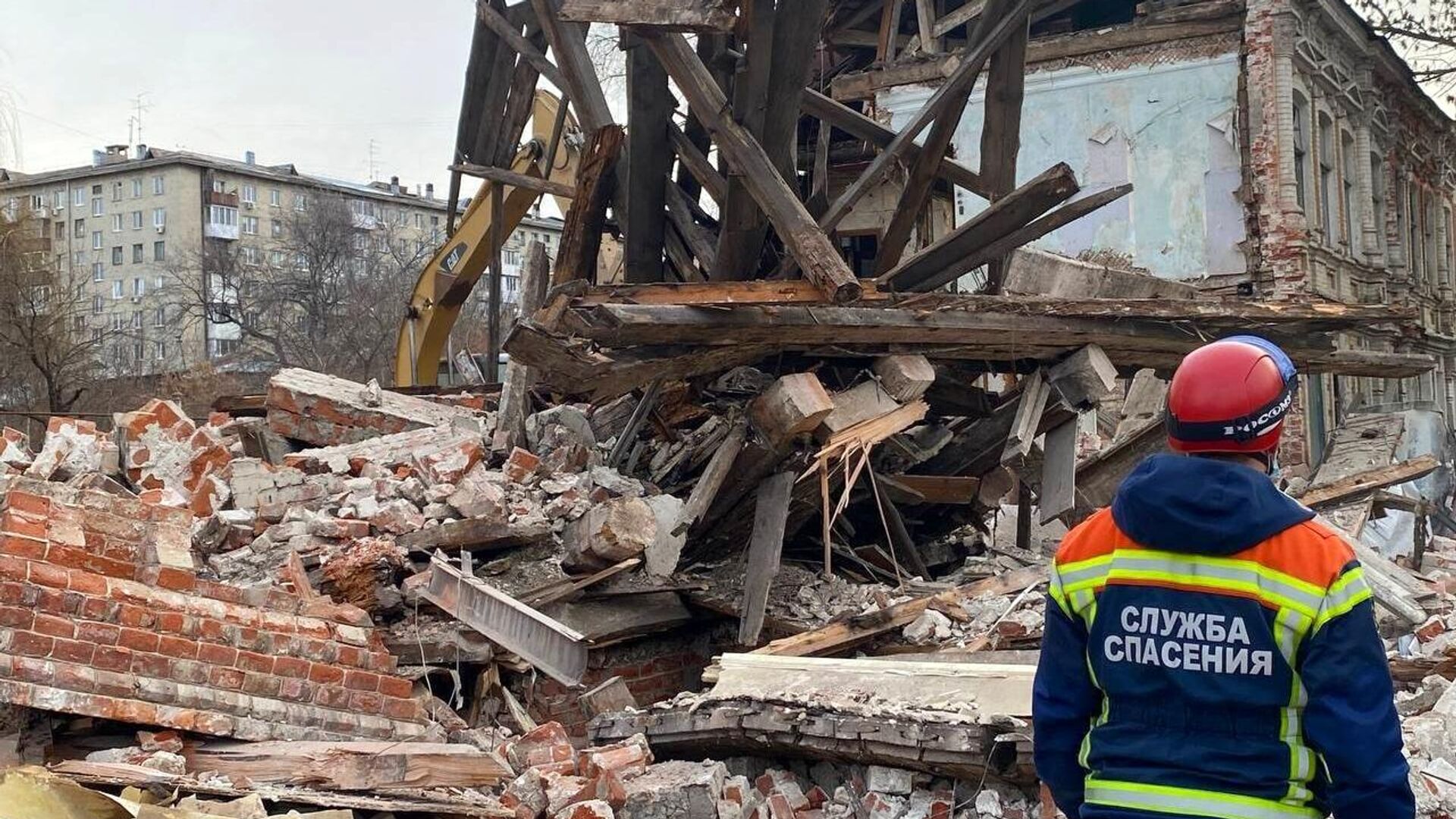 Сотрудник службы спасения на месте обрушения здания в Саратове - РИА Новости, 1920, 14.12.2021