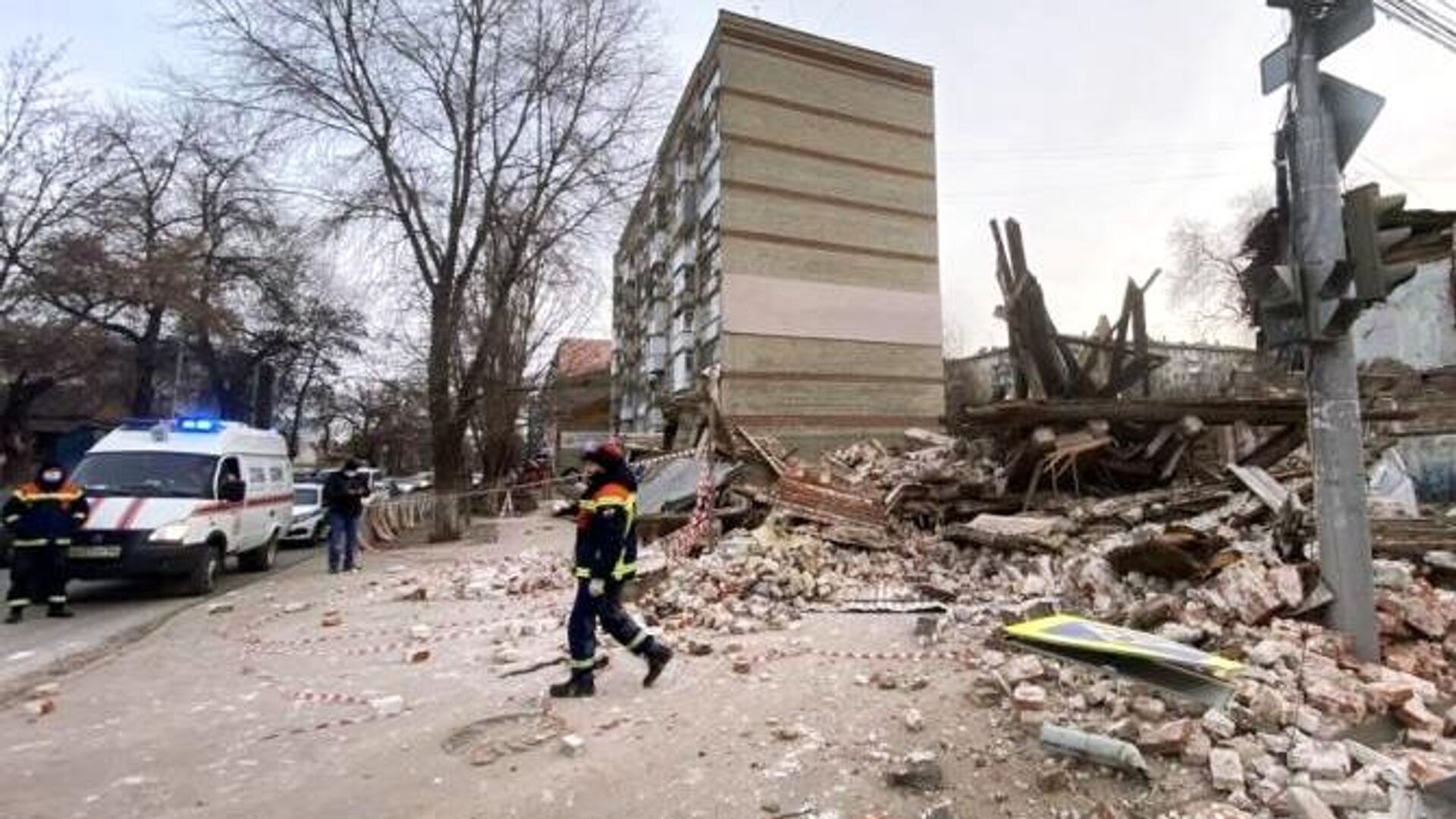 Сотрудники службы спасения на месте обрушения здания в Саратове - РИА Новости, 1920, 13.12.2021