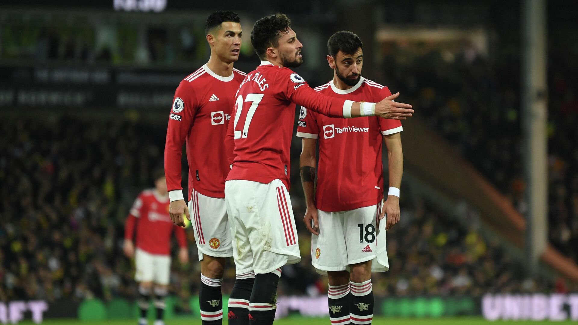 Manchester United's Portuguese striker Cristiano Ronaldo (L), Manchester United's Brazilian defender Alex Telles (C) and Manchester United's Portuguese midfielder Bruno Fernandes (R) prepare to take a freekick during the English Premier League football match between Norwich City and Manchester United at Carrow Road Stadium in Norwich, eastern England, on December 11, 2021. (Photo by Daniel LEAL / AFP) / RESTRICTED TO EDITORIAL USE. No use with unauthorized audio, video, data, fixture lists, club/league logos or 'live' services. Online in-match use limited to 120 images. An additional 40 images may be used in extra time. No video emulation. Social media in-match use limited to 120 images. An additional 40 images may be used in extra time. No use in betting publications, games or single club/league/player publications. /  - РИА Новости, 1920, 13.12.2021