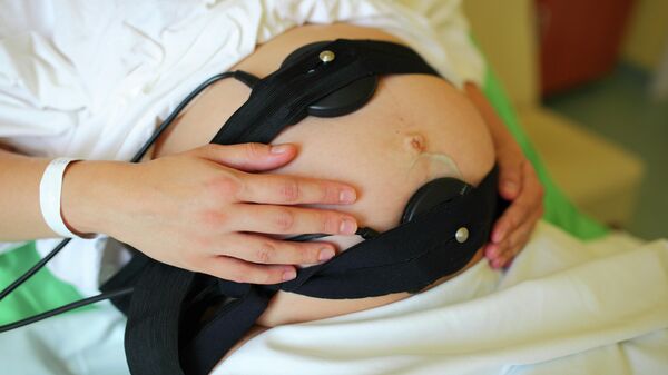 Беременная женщина во время КТГ плода