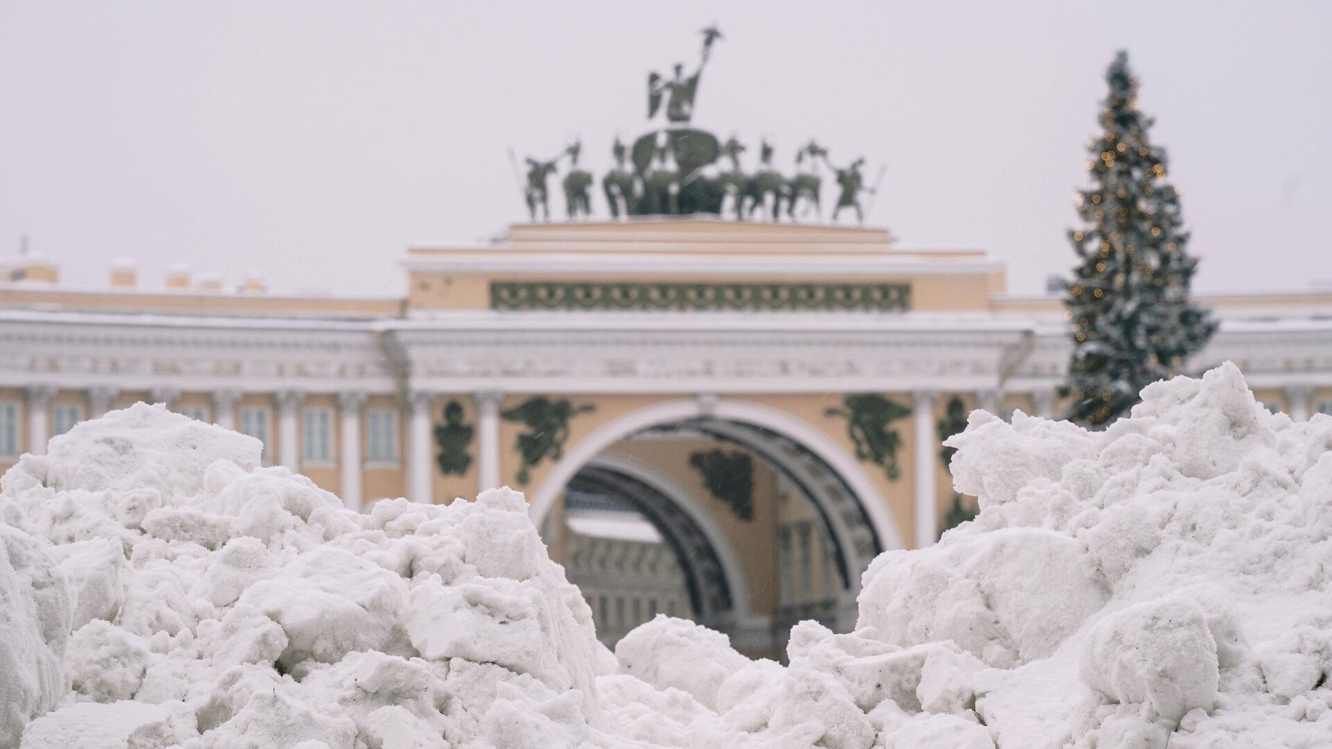 Снег на Дворцовой площади в Санкт-Петербурге - РИА Новости, 1920, 08.02.2022