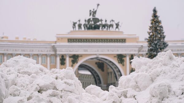 Снег на Дворцовой площади в Санкт-Петербурге