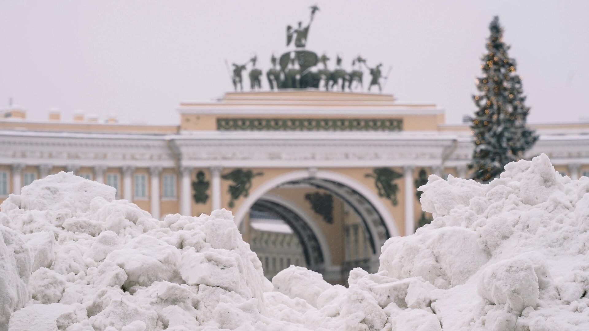 Снег на Дворцовой площади в Санкт-Петербурге - РИА Новости, 1920, 08.02.2022