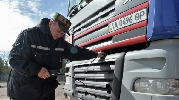 Сотрудник Мозырского пограничного отряда проверяет транспорт, пересекающий белорусско-украинскую границу